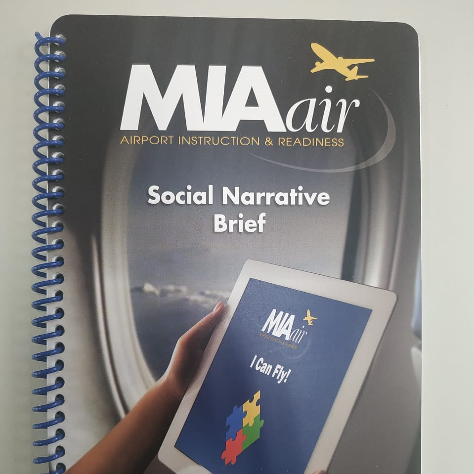 Capa do material educativo “MIAair Social Narrative Brief” com uma mão segurando um tablet exibindo o texto “I Can Fly!” e um quebra-cabeça colorido, voltado a passageiros com deficiência.