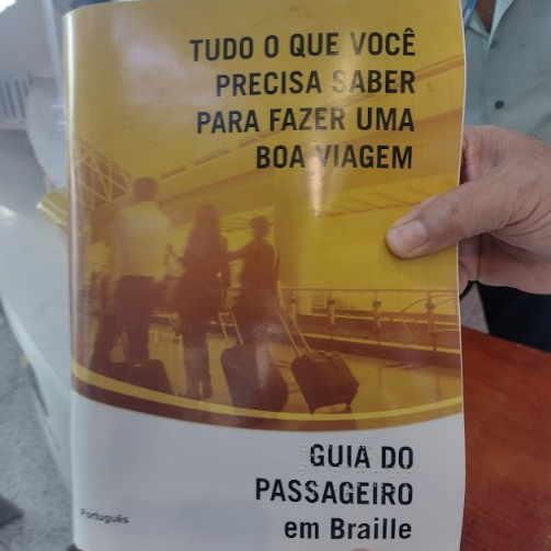 Ícone representando acessibilidade em telefonia. O desenho mostra um fone de telefone e, ao lado, o símbolo da acessibilidade universal, indicando recursos voltados a pessoas com deficiência.