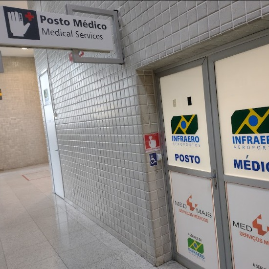 Fachada de posto médico da Infraero com sinalização de acessibilidade e serviços médicos.